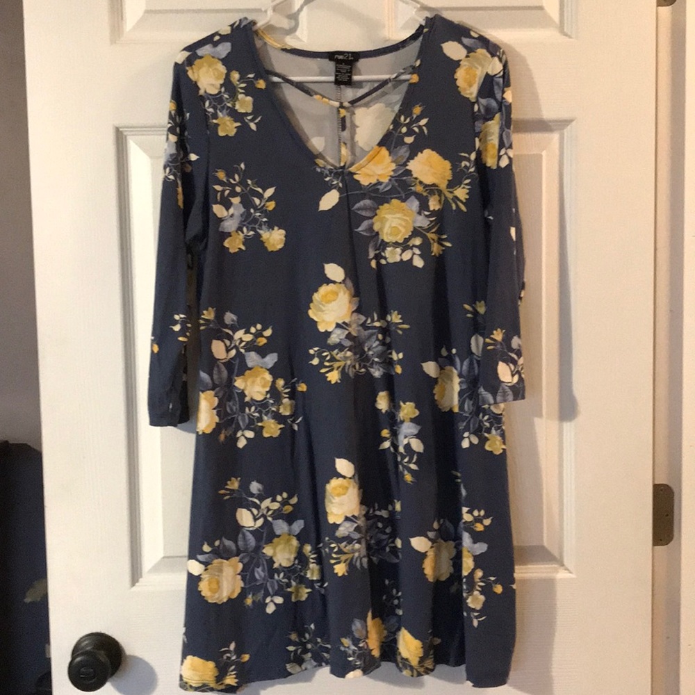 Short dress; 3/4 sleeves adorable neckline